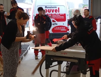 Equipe de l'entreprise louvel en tournage sur site avec videaste léa olivier