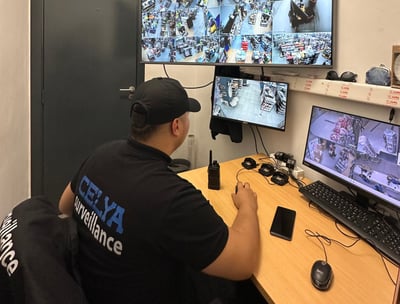 Agent de sécurité surveillant les écrans de télésurveillance à Casablanca