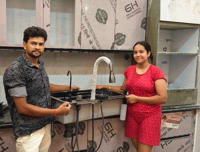 A kitchen sink prasentation with a boy and girl