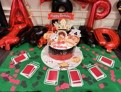 Decoración de mesa y pastel con temática de casino para un 45 cumpleaños