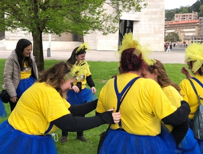 Chicas divirtiéndose en una despedida de soltera