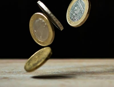 Photo de pièces de monnaie tombant sur une table