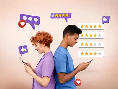 Dos personas usando el móvil con iconos de reseñas y estrellas sobre fondo claro