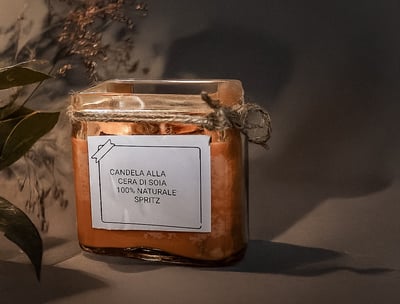 Candela artigianale alla soia in vaso di vetro con luce morbida e atmosfera intima, foto gaudife