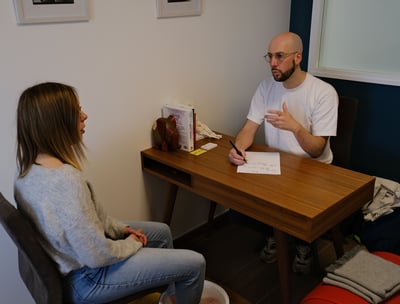 Thomas Busson échange avec sa cliente lors d'une séance de suivi