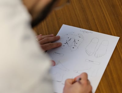 Thomas Busson réalise une cartographie du pied pour un soulagement personnalisé