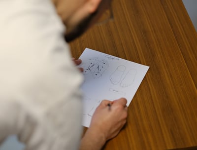 Thomas Busson réalise une cartographie du pied pour un soulagement personnalisé