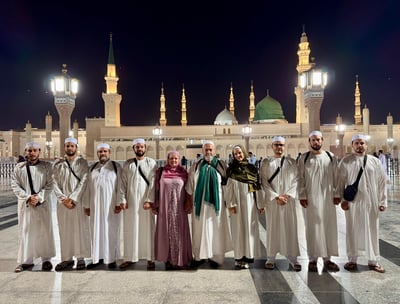 a group of muslim standing in front of Masjid An Nabi