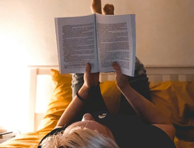 Newsletter féministe sur la maternité — une mère lit un mail qui lui dit enfin la vérité 