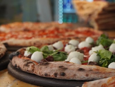 Pizza con mozzarella e rucola della pizzeria la trofea a Siena in piazza del campo