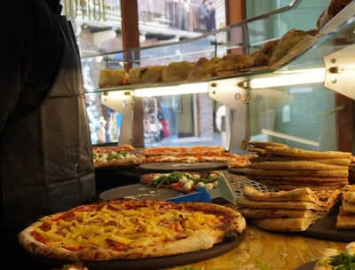 Pizza margherita con vista su pizza del capo della pizzeria la trofea a Siena