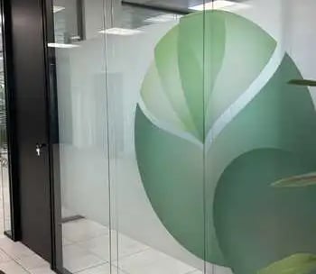 Mampara de oficina con doble cristal y cámara interior, puerta de melamina altura de suelo a techo.