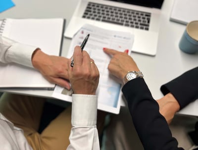 Consulting session on controlling processes: Andreas Frank reviews financial documents with a client