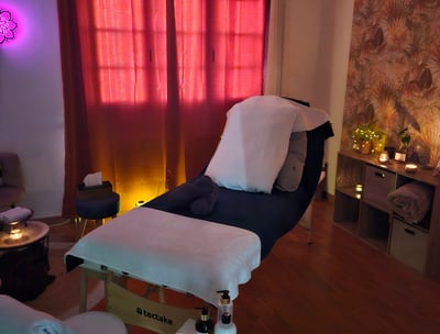 table de massage en position réflexologie plantaire