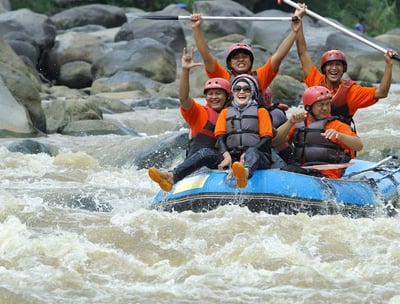 Instruktur profesional memandu peserta Paket Rafting Progo Atas dengan aman dan menyenangkan