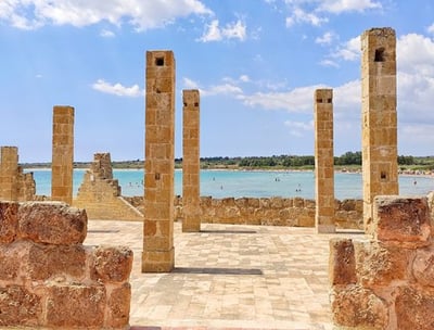 le colonne di vendicare e cielo azzurro