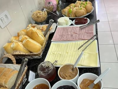 café da manhã para hospedes, bolos, frios, leite, yogurte