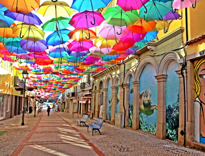 Cidade dos guarda sóis coloridos