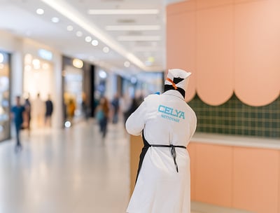 Agent de nettoyage assurant la propreté dans un centre commercial moderne