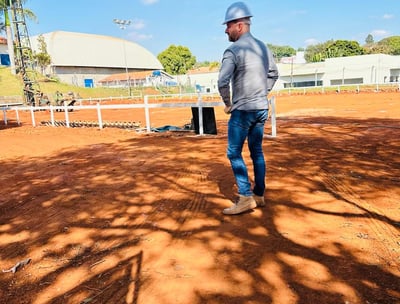 Engenheiro vistoriando terreno para regularização completa