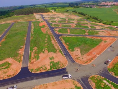 Imagem aérea de loteamento representando consultoria em documentação fundiária