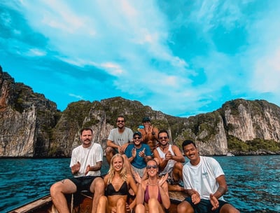 amigos em uma viagem em grupo para a tailandia