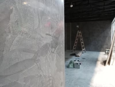 uma sala com uma escada e materiais de pintura