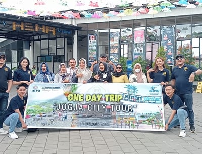 beberapa orang sedang jalan jalan