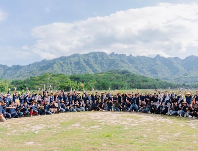 kumpulan staff perusahaan sedang liburan