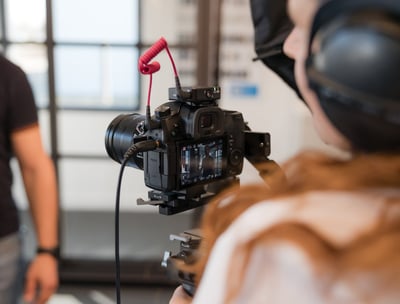 Vidéaste professionnel en tournage avec matériel