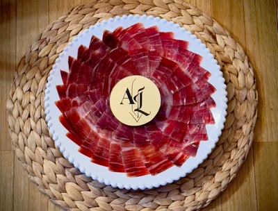 Plato de jamón cortado por Adrián Laynez