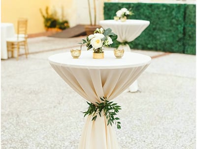Mesa de coctel en el patio de una casa en el paso