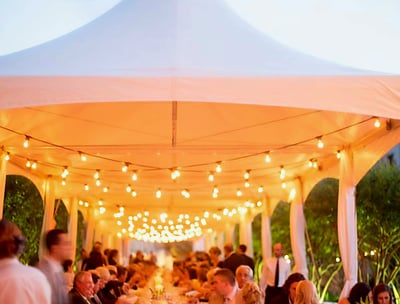 Carpa para eventos en el paso adornada con luces