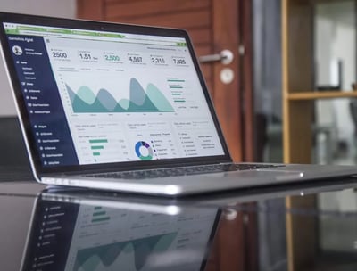 Laptop con dashboard de analítica digital y gráficas de rendimiento