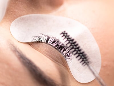 Procedimento de alongamento de cílios realizado no We Hall Beauty em Bauru, realçando a beleza natur