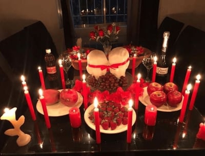 ritual con velas rojas encendidas realizando un amarre real