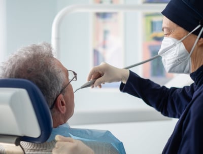 Un dentista che si prende cura del paziente