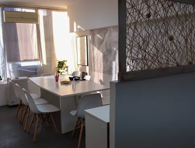una mesa con sillas cerca de una ventana