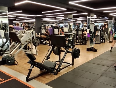 Academia e equipamentos limpos e organizados após serviço de limpeza terceirizada.