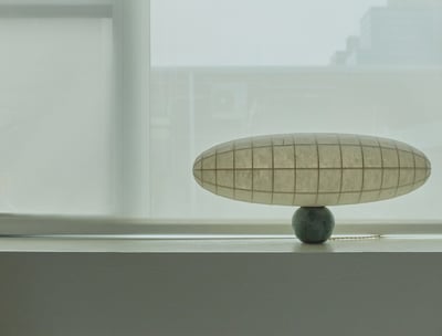 Objeto de diseño artístico junto a ventana, inspiración para contenido visual en redes sociales para arquitectos y diseñadore
