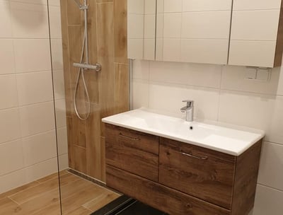 Modernisierte Dusche und Waschtisch im sanierten Badezimmer