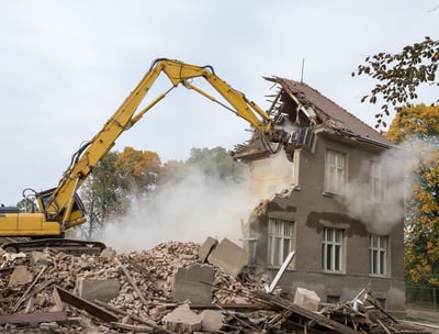 Bagger reißt Gebäudeteil bei Abbrucharbeiten ein