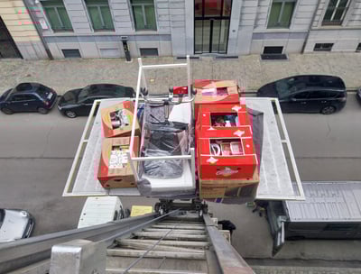 lift qui monte des cartons remplis