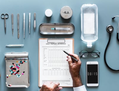 un bureau de médecin avec un clipboard