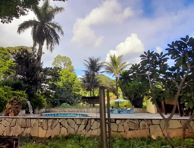 Piscina ampla para lazer e confraternizações