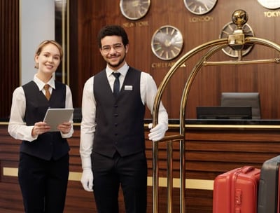 Rekrutacja pracowników hotelu – recepcjonistka i pracownik obsługi gotowi do pracy