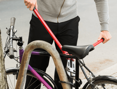 dépannage de cadenas vélo réalisé par un serrurier en pleine intervention bordeaux