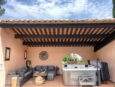 Coin spa/ jacuzzi avec salon d'été du mas de l'Enclos du Soleil le Vent