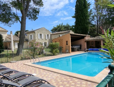 Pool house avec grande piscine du mas de l'Enclos du Soleil le Vent