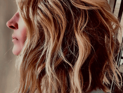 mujer enseñando su cambio de look